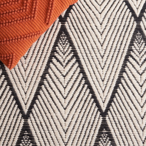 Safavieh Marbella 454 MRB454 Handloomed  Rug Black / Ivory MRB454Z-6