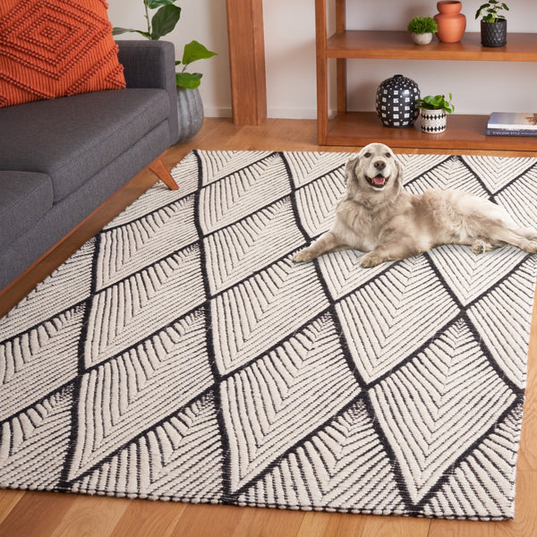 Safavieh Marbella 454 MRB454 Handloomed  Rug Black / Ivory MRB454Z-6