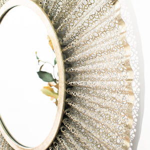 Safavieh FOSTER, 30.5-Inch Round Gold Metal Mirror for Glamorous Decor in Living Rooms, Bedrooms, Entryways MRR1014A