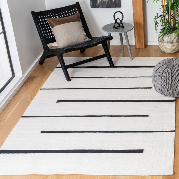 Safavieh Montauk Handcrafted Square Area Rug In Ivory & Black - Stylish Accent For Modern Spaces Ivory ,Black Cotton Mtk311a-2sq