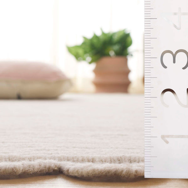 Safavieh Montauik Luxurious Handwoven Area Rug - Artisan Crafted Wool & Recycled Cotton For Timeless Elegance Ivory 85% Wool And 15% Recycled Cotton Mtk323a-4