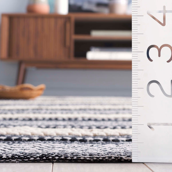 Safavieh Montauk Hand-loomed Area Rug - Luxurious Rectangle Design For Elegant Home Decor And Comfort Black ,Ivory Cotton Mtk976z-5