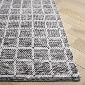 Safavieh Montauk Exquisite Handloom Area Rug - Elegant Medium Rectangle Design For Luxurious Home Decor Black ,Ivory Cotton Mtk977z-5