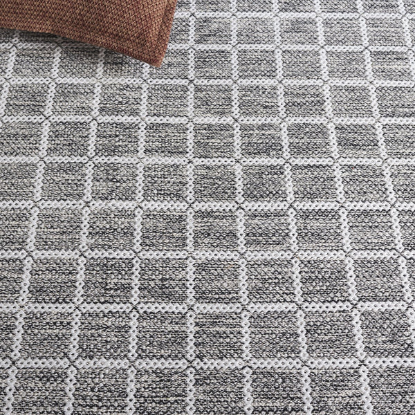 Safavieh Montauk Exquisite Handloom Area Rug - Elegant Medium Rectangle Design For Luxurious Home Decor Black ,Ivory Cotton Mtk977z-5