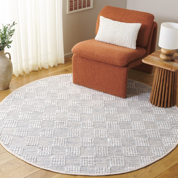 Safavieh Montauk Elegant Handloom Area Rug In Shimmering Silver And Ivory - Timeless Style For Your Space Silver ,Ivory Cotton Mtk979f-4