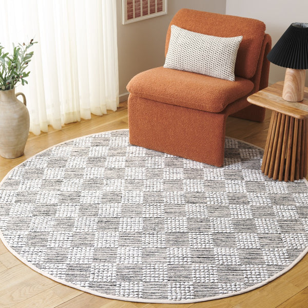 Safavieh Montauk Elegant Handloom Area Rug In Shimmering Silver And Ivory - Timeless Style For Your Space Black ,Ivory Cotton Mtk979z-6