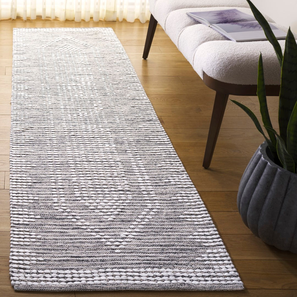 Safavieh Montauk Handcrafted Area Rug - Elegant Cotton Design For Luxurious Comfort In Any Space Black ,Ivory Cotton Mtk980z-8