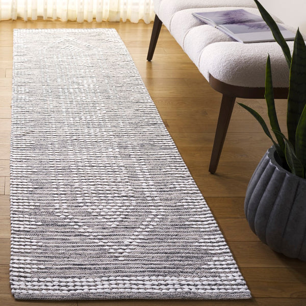 Safavieh Montauk Handcrafted Area Rug - Elegant Cotton Design For Luxurious Comfort In Any Space Black ,Ivory Cotton Mtk980z-8