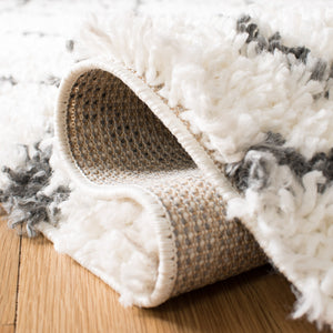 Safavieh Moroccan Bohemian-style Runner Rug - Luxurious Geometric Design For Elegant Home Decor Enhancement Ivory ,Dark Grey Polyproylene Mts335a-4