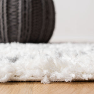 Safavieh Moroccan Bohemian-style Runner Rug - Luxurious Geometric Design For Elegant Home Decor Enhancement Ivory ,Light Grey Polyproylene Mts335b-28