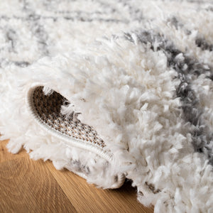 Safavieh Moroccan Bohemian-style Runner Rug - Luxurious Geometric Design For Elegant Home Decor Enhancement Ivory ,Light Grey Polyproylene Mts335b-28