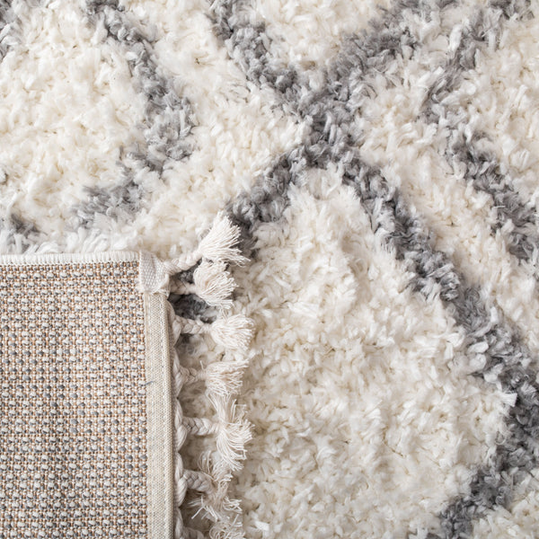 Safavieh Moroccan Bohemian-style Runner Rug - Luxurious Geometric Design For Elegant Home Decor Enhancement Ivory ,Light Grey Polyproylene Mts335b-28