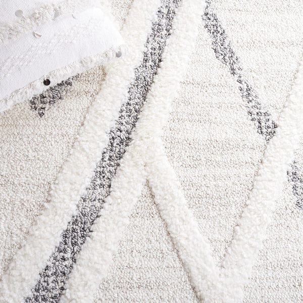 Safavieh Moroccan Tassel Shag Area Rug - Luxurious Geometric Pattern With Plush Pile For Elegant Living Spaces Beige ,Grey Polypropylene Pile Mts638a-4