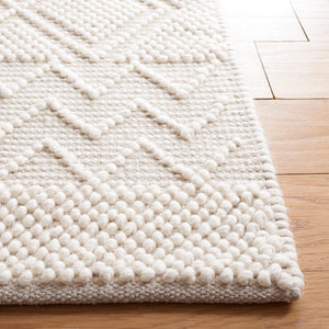 Safavieh Natura Hand-tufted Area Rug: Luxurious Wool-cotton Blend With Bohemian Charm For Timeless Elegance Ivory 80% Wool And 20% Cotton Nat125a-9