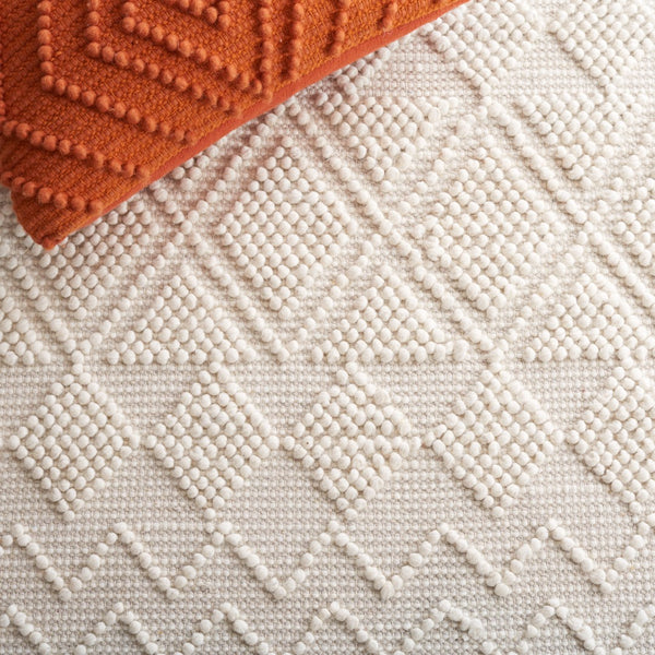 Safavieh Natura Hand-tufted Area Rug: Luxurious Wool-cotton Blend With Bohemian Charm For Timeless Elegance Ivory 80% Wool And 20% Cotton Nat125a-9