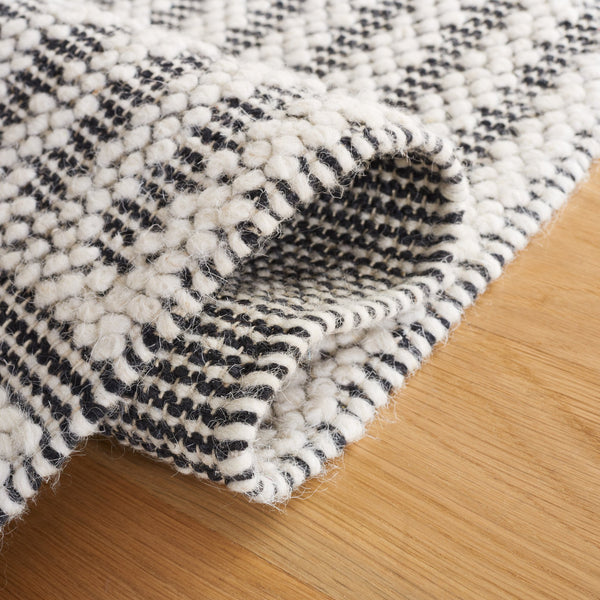 Safavieh Natura Exquisite Hand-woven Area Rug – Modern Design With Timeless Craftsmanship For Any Space Ivory ,Black 60% Wool,40% Cotton Nat227z-6sq