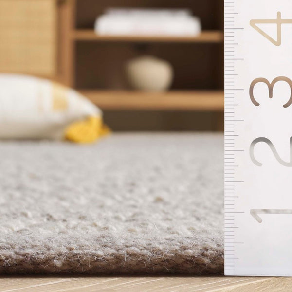 Safavieh Natura Handwoven Wool Accent Rug Artisan Crafted for Entryways and Cozy Small Spaces Taupe Grey NAT228E-2