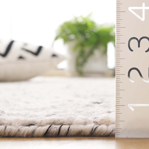 Safavieh Natura Handcrafted Area Rug - Elegant Minimalist Design For Luxurious Comfort And Timeless Style Light Grey ,Ivory 70% Wool,20% Nylon,10% Cotton Nat257g-5