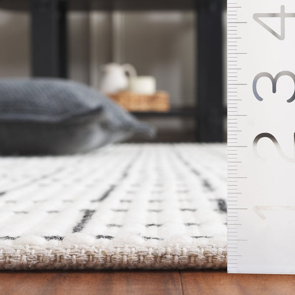 Safavieh Natura Hand-loomed Wool Area Rug With Bold Geometric Pattern For Modern Elegance In Home Décor Ivory ,Black Wool Pile Nat719a-5