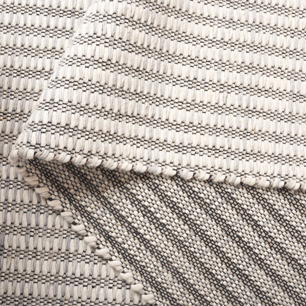 Safavieh Natura Handwoven Wool Runner Rug - Luxurious Craftsmanship For Timeless Home Elegance And Style Ivory ,Grey Wool Nat840f-5