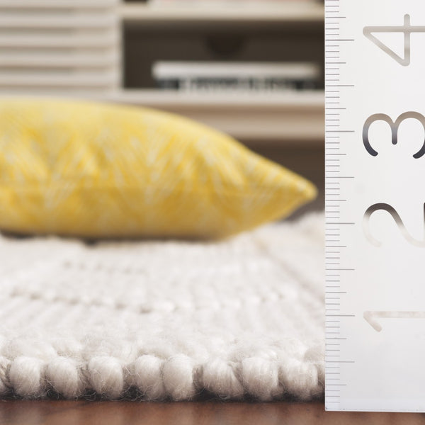 Safavieh Natura Handwoven Area Rug - Exquisite Bohemian Design With Plush Texture For Timeless Elegance Natural ,Ivory 70% Wool,20% Cotton,10% Pet Nat961a-9