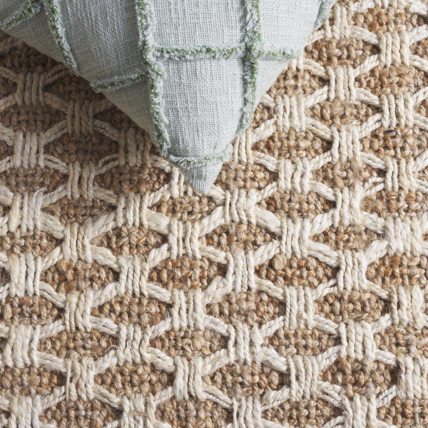 Safavieh Natural Handwoven Jute Runner Rug - Exquisite Indian Craftsmanship For Elegant Home Decor Natural ,Bleach Jute Nf269a-5