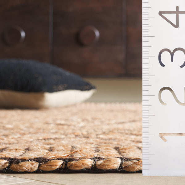 Safavieh Natural Fiber Runner Rug - Handwoven Elegant Design With Geometric Motifs For Timeless Home Décor Natural ,Black 80% Hemp,15% Cotton,5% Polyester Nf564a-5