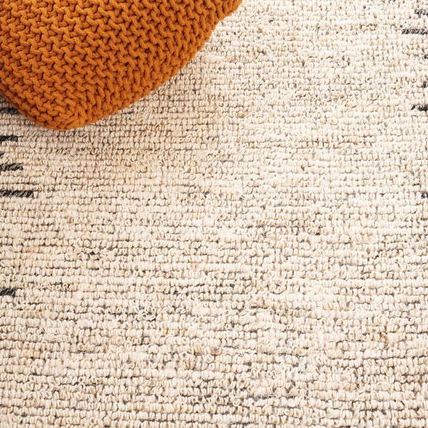 Safavieh Natural Fiber 953 NF953 Hand Woven Natural Fiber Rug Bleach / Black NF953B-5