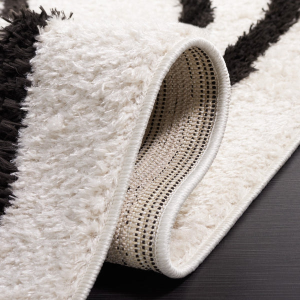 Safavieh Norway Modern Area Rug - Elegant Power-loomed Design For Hallways, Durable And Easy To Maintain Ivory ,Black Polyester Nor202a-26