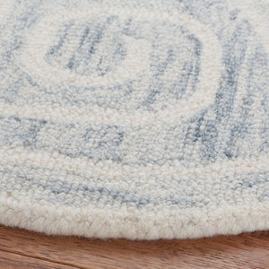 Safavieh Novelty 109 Hand Tufted Transitional Rug Light Grey / Ivory 4'-6" x 6'-6" Oval