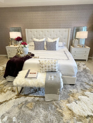 Safavieh Luiza 2-Drawer Nightstand - Chic Chinoiserie Design, Glossy White Finish & Glam Gold Hardware NST6602A