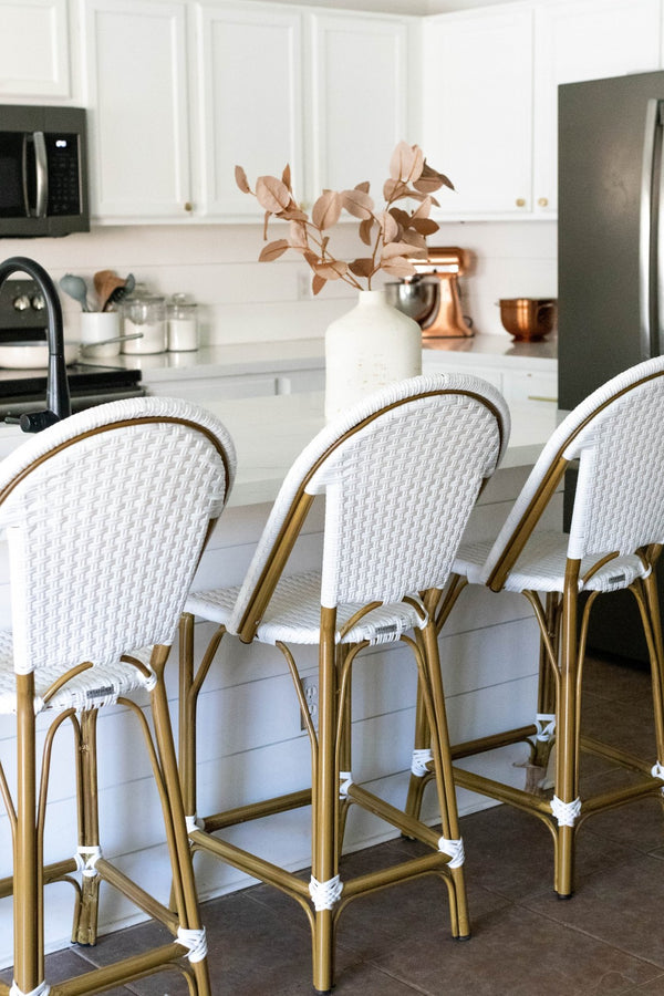Safavieh GRESLEY Counter Stool - Elegant French Bistro Style for Indoor & Outdoor Dining Spaces, Durable Design White PAT4019C