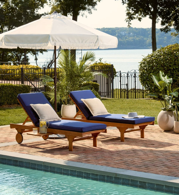 Safavieh NEWPORT Lounge Chair – Elegant Outdoor Seating with Classic Design, Comfortable Cushion & Table Natural / Navy PAT7022B