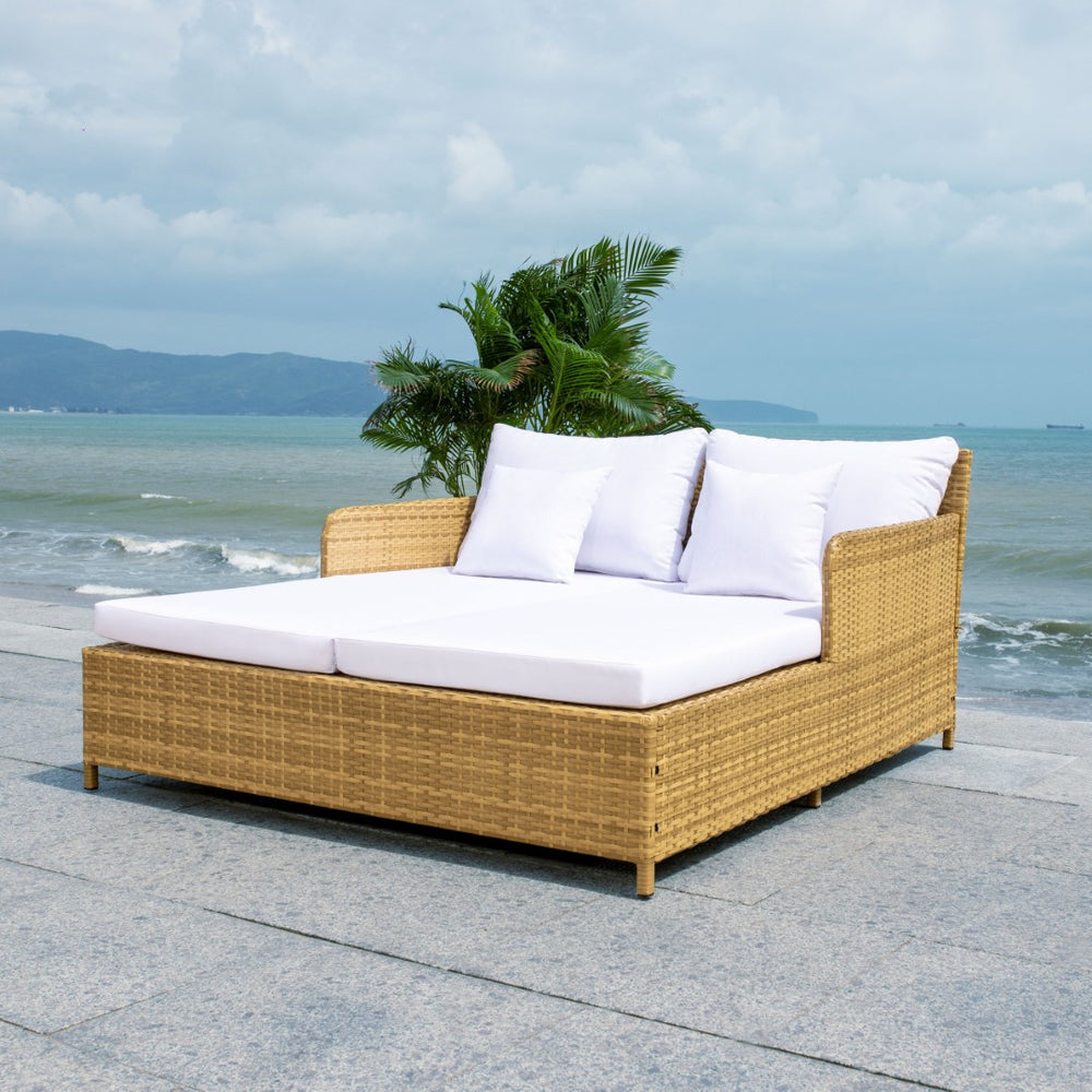 Safavieh CADEO Outdoor Daybed – Luxurious Wicker Frame with Plush Cushions for Relaxing Poolside Retreat Natural / White PAT7500D