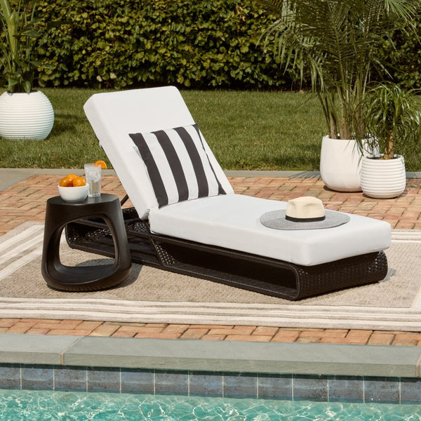 Safavieh VALE Lounger – Modern Outdoor Chaise with Weather-Resistant Wicker and Plush Foam Cushions for Relaxation Black / White PAT7537A