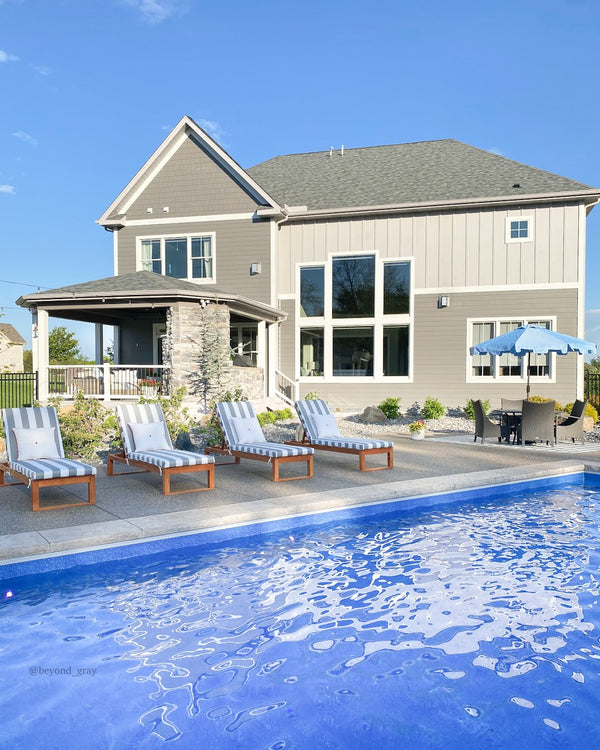 Safavieh ZIMMERMAN 9 FT Market Umbrella - Elegant Outdoor Shade with Stylish Canopy & Durable Frame Baby Blue / White PAT8000D