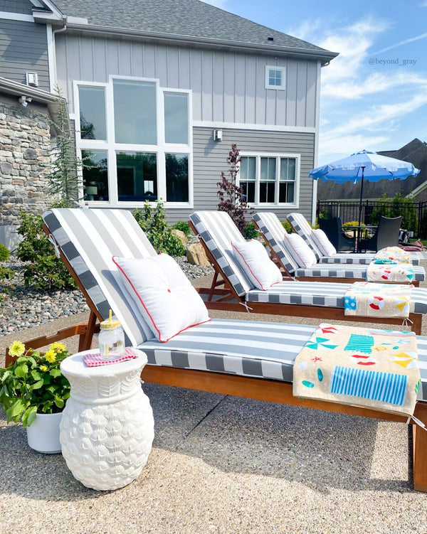 Safavieh ZIMMERMAN 9 FT Market Umbrella - Elegant Outdoor Shade with Stylish Canopy & Durable Frame Baby Blue / White PAT8000D