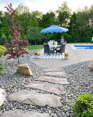 Safavieh ZIMMERMAN 9 FT Market Umbrella - Elegant Outdoor Shade with Stylish Canopy & Durable Frame Baby Blue / White PAT8000D