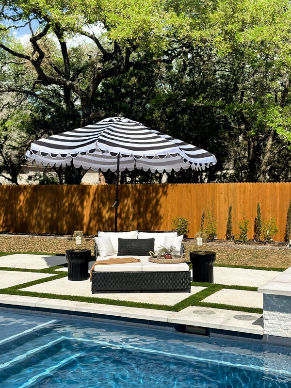 Safavieh VIENNA 11ft Auto Tilt Umbrella - Chic Scallop-Stripe Design for Elegant Outdoor Shade Solutions Black / White PAT8111D