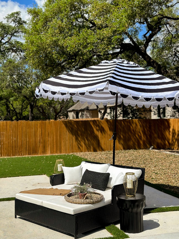 Safavieh VIENNA 11ft Auto Tilt Umbrella - Chic Scallop-Stripe Design for Elegant Outdoor Shade Solutions Black / White PAT8111D
