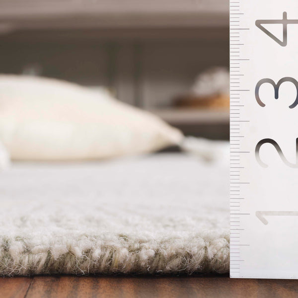 Safavieh Pine Hand-tufted Wool Runner Rug - Luxurious Modern Design For Hallways And Elegant Spaces Sage Green ,Ivory Wool Pile Pne402w-5