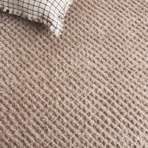 Safavieh Penelope Luxurious Shag Area Rug For Cozy Living Spaces - Exquisite Craftsmanship & Comfort Taupe 73% Polyester,27% Jute Pnl500e-7r