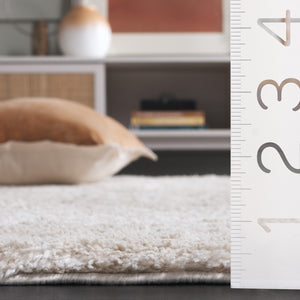 Safavieh Penelope Luxurious Shag Area Rug - Soft, Durable, And Elegant Design For Cozy Living Spaces Beige ,Ivory 73% Polyester,27% Jute Pnl520g-7r