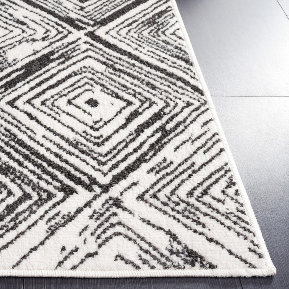 Safavieh Pyramid 225 Power Loomed 52% Polypropylene, 24% Jute, 13% Latex, 11% Polyester Modern Rug Ivory / Black PYR225A-9