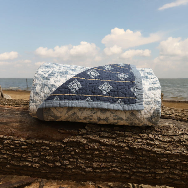 Hiend Accents Skyler Reversible Quilt Set - Elegant Shibori Design, Soft Cotton Comfort, Perfect For Any Decor White,Blue Face And Back, 100% Cotton,Fill, 100% Polyester Qn1837-kg-oc