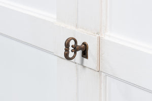 Sarreid Media Console Cortina White - Elegant Solid Pine Design For Stylish Living Room Storage Solutions White  R245-79