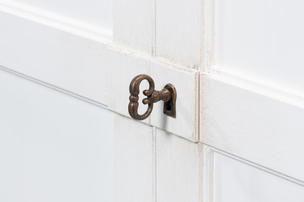 Sarreid Media Console Cortina White - Elegant Solid Pine Design For Stylish Living Room Storage Solutions White  R245-79