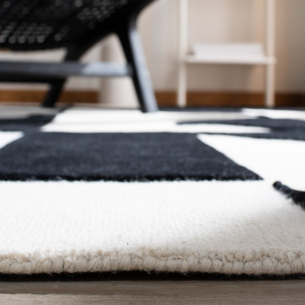 Safavieh Rodeo Drive 857 Hand Tufted Contemporary Rug IIX Ivory / Black RD857A-5