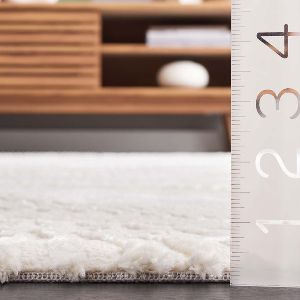 Safavieh Revive Luxurious Turkish Area Rug - Elegant Ivory Design For Stylish, Contemporary Living Spaces Ivory Polyester Rev110a-6