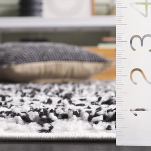 Safavieh Rumi Luxurious Round Shag Area Rug - Elegant Ivory Beige Design For Cozy Home Spaces 6ft 7in Black ,Ivory Polyester Rms110z-28